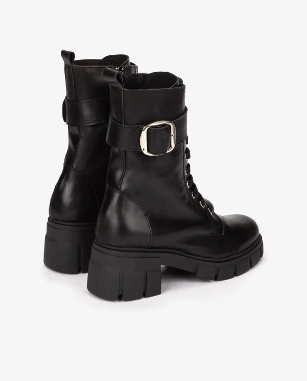 BOTÍN NEGRO DE PIEL CON CORDONES Y...