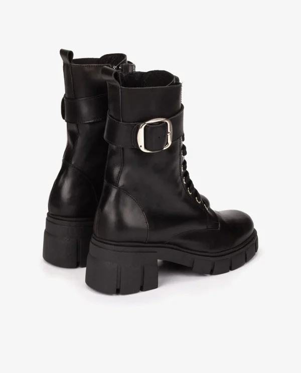 BOTÍN NEGRO DE PIEL CON CORDONES Y...