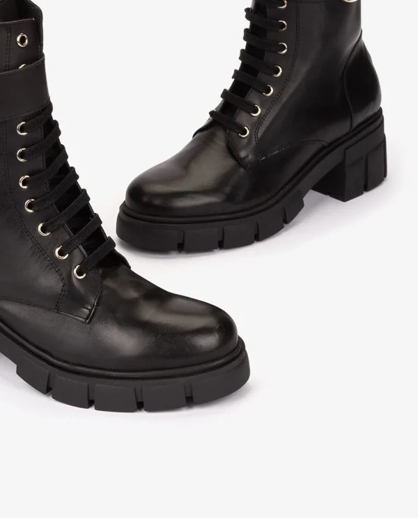 BOTÍN NEGRO DE PIEL CON CORDONES Y...