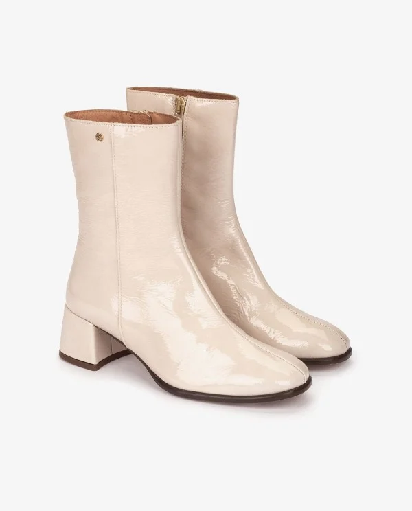 BOTÍN DE CHAROL BEIGE CON TACÓN MEDIO