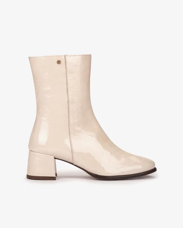 BOTÍN DE CHAROL BEIGE CON TACÓN MEDIO