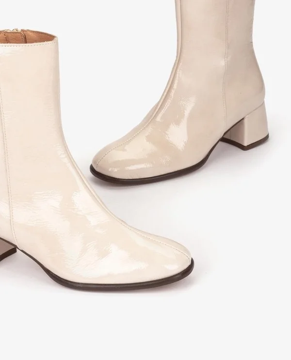 BOTÍN DE CHAROL BEIGE CON TACÓN MEDIO