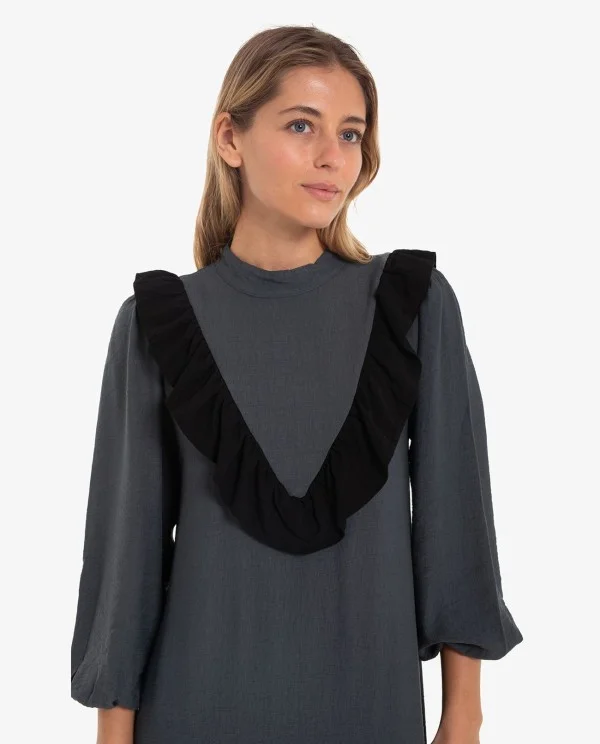 VESTIDO MIDI GRIS CON VOLANTES Y...