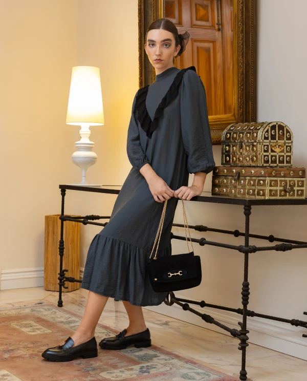 VESTIDO MIDI GRIS CON VOLANTES Y...