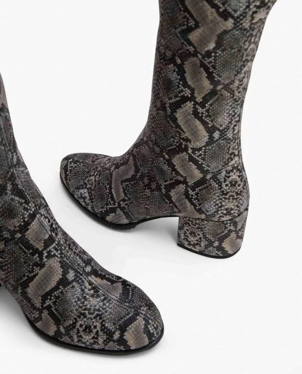 BOTA MOSQUETERA STRECH SERPIENTE GRIS
