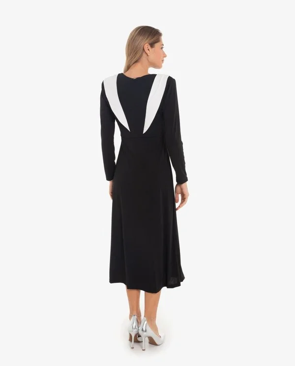 VESTIDO NEGRO CON SOLAPAS EN HOMBROS...