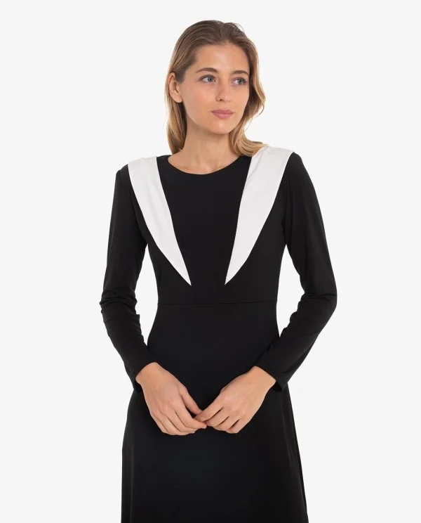 VESTIDO NEGRO CON SOLAPAS EN HOMBROS...