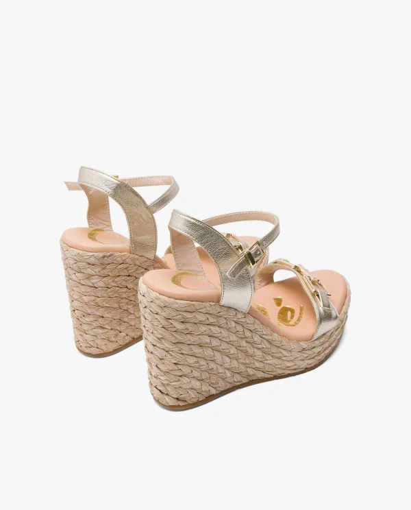 SANDALIA CUÑA ADORNO TECNOPIEL ORO