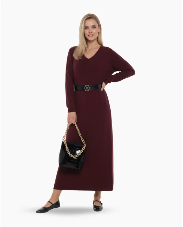 VESTIDO MAXI DE PUNTO EN BURDEOS CON...